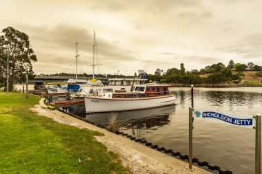 Gippsland, Victoria State, Avustralya 'daki güzel Nicholson Nehri' nin kıyısındaki Nicholson Jetty manzarası.