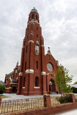 1913 'te Bairnsdale, Doğu Gippsland, Victoria, Avustralya' da Romanesk mimari tarzda inşa edilen Saint Mary Kilisesi manzarası.