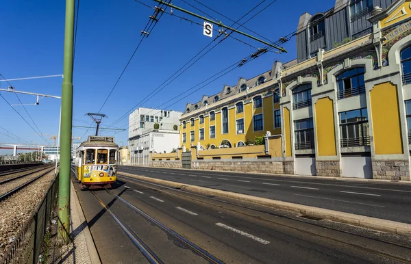 View Traditional Remodelled Yellow Tram 1930S Circulating Hilly Streets Lisbon — Stock Photo, Image