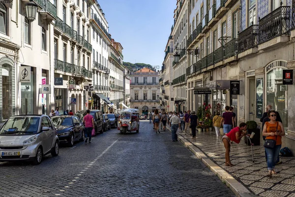 ポルトガルのリスボンにあるChiadoと呼ばれる忙しい商業エリアの景色 — ストック写真