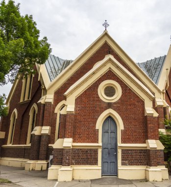 1886 'da Bairnsdale, Victoria, Avustralya' da inşa edilen eski St. Andrew Presbyterian Kilisesi 'nin yan manzarası