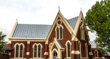1886 'da Bairnsdale, Victoria, Avustralya' da inşa edilen eski St. Andrew Presbyterian Kilisesi 'nin yan manzarası