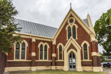 1886 'da Bairnsdale, Victoria, Avustralya' da inşa edilen eski St. Andrew Presbyterian Kilisesi 'nin yan manzarası