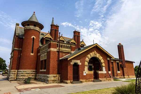 1893年に豪華な連邦ロマネスク様式で建てられた裁判所の家の東の高さと塔 オーストラリアのビクトリア州ベアンズデール — ストック写真