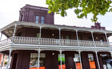 1891 yılında Bairnsdale, Doğu Gippsland, Victoria, Avustralya 'da inşa edilen eski Albion Oteli cephesi.