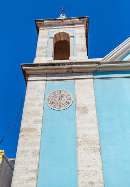 İyi Başarı Anıtı Kilisesi 'nin batı çan kulesinin ayrıntıları. Cacilhas, Portekiz' deki güneş saati ile birlikte.,