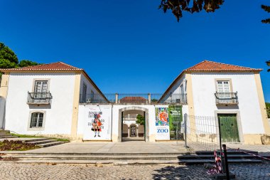 Casa da Cerca 'nın cephesi, 17. yüzyılın sonuyla 18. yüzyılın başı arasında Portekiz' in Almada şehrinde Barok ve Romantik mimari etkilerle inşa edilmiş bir saray.