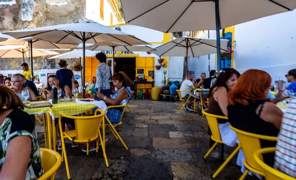 Les Gens Profitent Beau Temps Été Dans Restaurant Plein Air — Photo