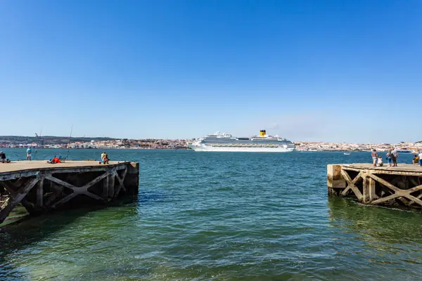 포르투갈 알마다에 타구스 둑에서 항구를 떠나는 유람선의 — 스톡 사진