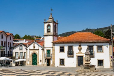 Kutsal Merhamet Evi Şapeli ve Portekiz 'in Aveiro kentindeki Arouca şehir merkezinde yan yana yer alan eski şehir meclisi cephesi.