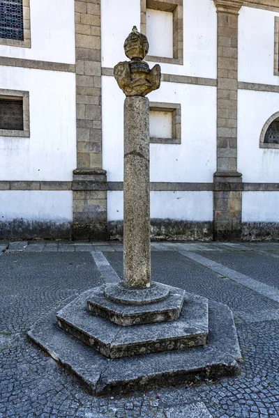 Pillory 16Th Century Made Cylindryczna Kolumna Stolica Ozdobione Dwoma Tarczami — Zdjęcie stockowe
