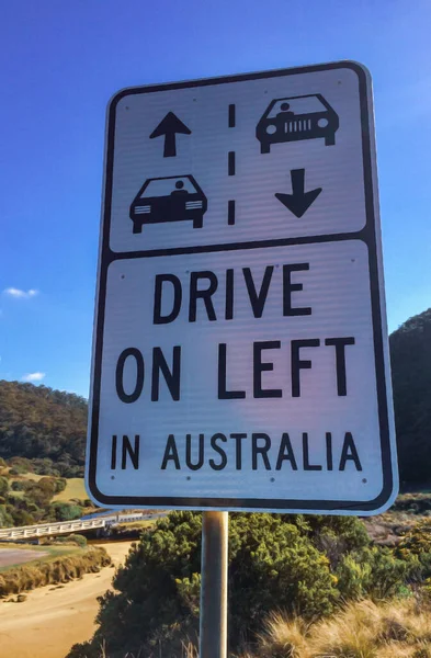 Sinal Trânsito Indicando Que Austrália Nós Dirigimos Lado Esquerdo Estrada — Fotografia de Stock