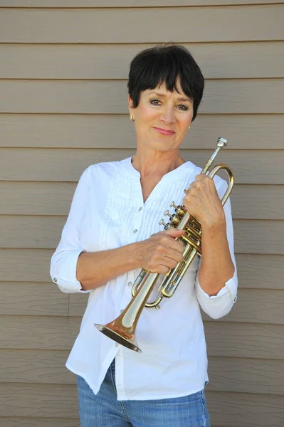 Kadın trompetçi. — Stok fotoğraf