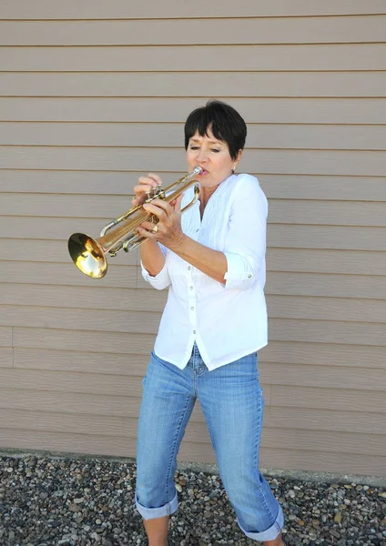 Female trumpet player. — Stock Photo, Image