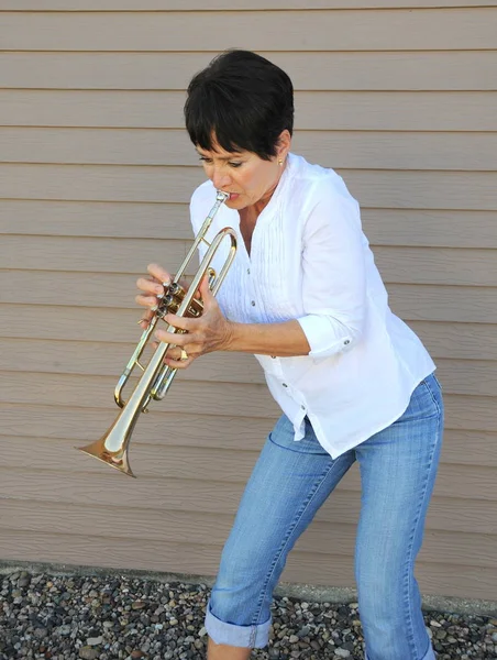 Trompetista femenina. — Foto de Stock