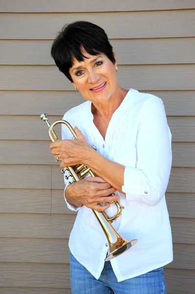 Female trumpet player. — Stock Photo, Image