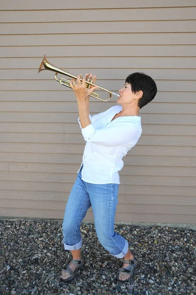 Női trombitás. — Stock Fotó