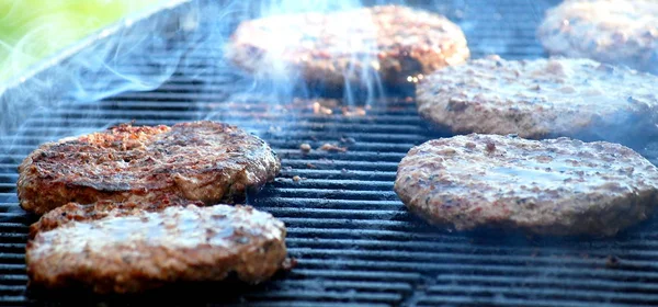 Burgers sur grill . — Photo