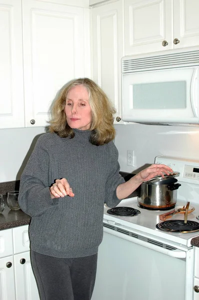 Dîner de cuisine féminin . — Photo