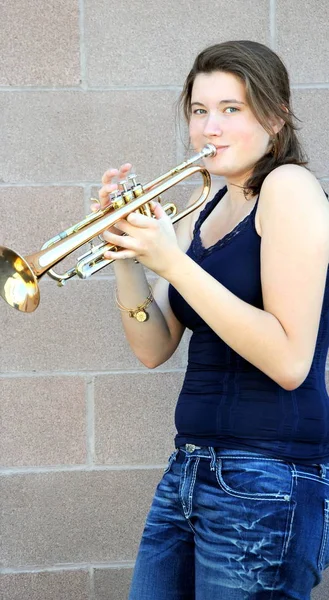 Female trumpet player. — Stock Photo, Image