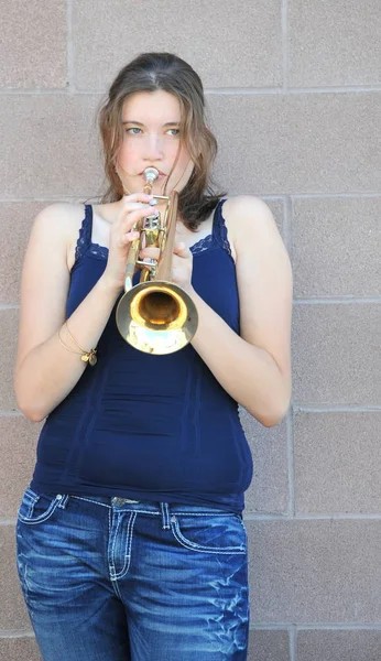 Ženský trumpetista. — Stock fotografie
