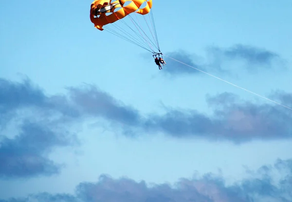 Parachutisme en vacances . — Photo