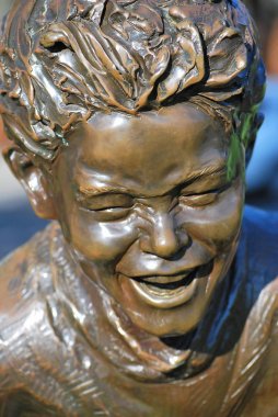 Okul heykeline geri dön.