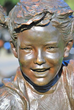 Okul heykeline geri dön.