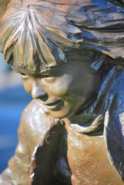 Okul heykeline geri dön.