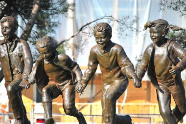 Okul heykeline geri dön.