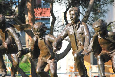 Okul heykeline geri dön.