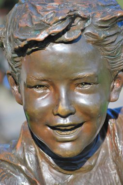 Okul heykeline geri dön.