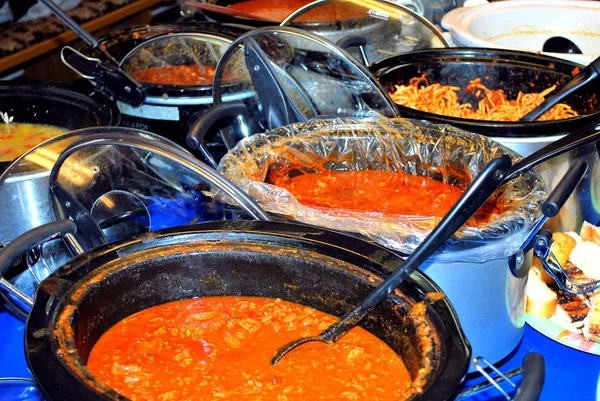 Makarna potluck akşam yemeği.
