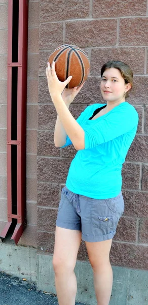 Femmina Bellezza Giocatore Basket Posa Con Sua Palla Fuori — Foto Stock