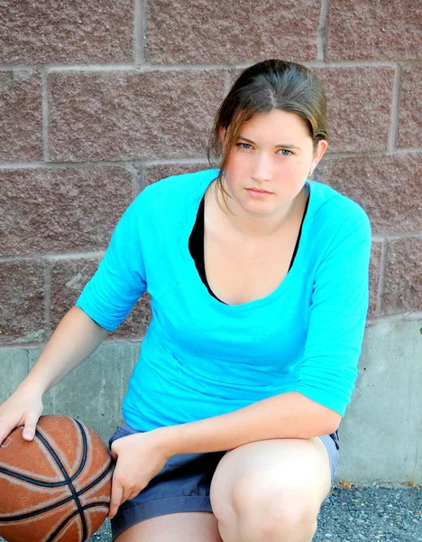 Kadın Güzelliğinin Basketbolcu Dışında Onun Top Ile Poz — Stok fotoğraf