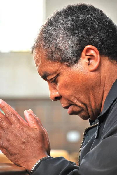 Афро Американських Чоловіків Поодинці Молитися Церкві — стокове фото