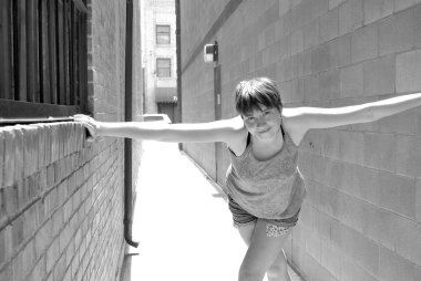 Kadın güzellik mankeni dışardaki duvara karşı..