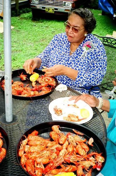 新奥尔良 2006年7月18日 在新奥尔良的一年一度的阿卡迪亚龙虾节上 非洲裔美国妇女享用新鲜的小龙虾 — 图库照片