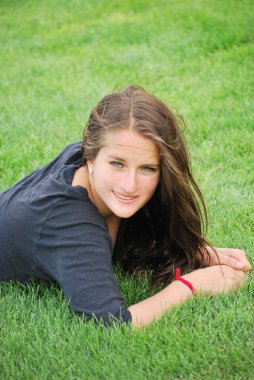 Kadın güzellik moda modeli ifade yalnız açık havada.