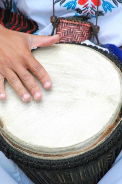 Erkek Konga davulcu dışında konserde gerçekleştirme.