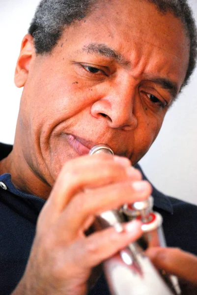 African American Jazz Musician Blowing His Flugelhorn Indoors — Stockfoto