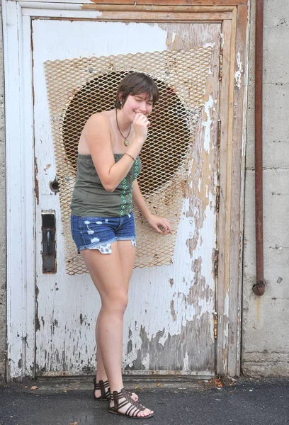 Expresiones Belleza Femenina Contra Una Puerta Grunge Afuera —  Fotos de Stock