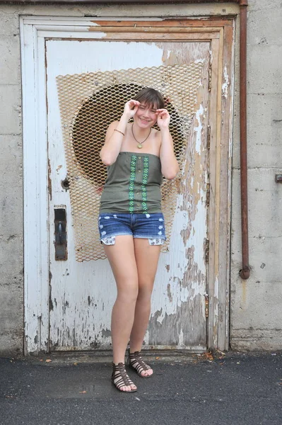 Expresiones Belleza Femenina Contra Una Puerta Grunge Afuera —  Fotos de Stock