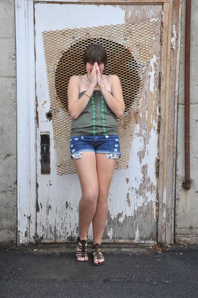 Expresiones Belleza Femenina Contra Una Puerta Grunge Afuera — Foto de Stock