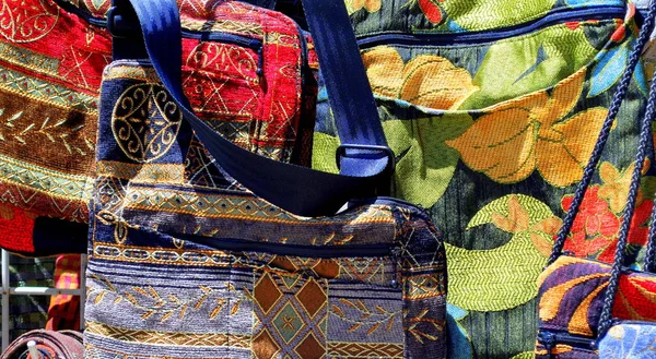 Bolsos Moda Coloridos Exhibidos Aire Libre Mercado Para Vender —  Fotos de Stock