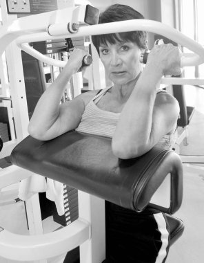 Olgun kadın güzelliği bir sağlık kulübünde çalışıyor..