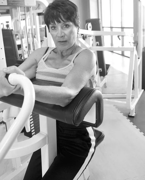 Reife Weibliche Schönheit Trainiert Einem Fitnessstudio — Stockfoto