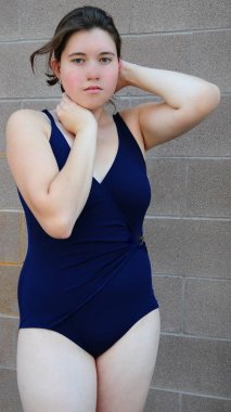 Seksi kadın güzellik moda model bir mayo havada poz.