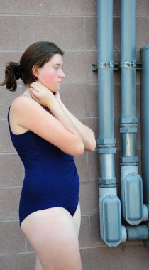 Seksi kadın güzellik moda model bir mayo havada poz.