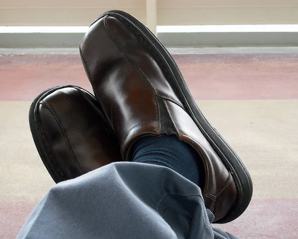 Homem Esperando Terminal Aeroporto Para Pegar Voo Para Casa — Fotografia de Stock